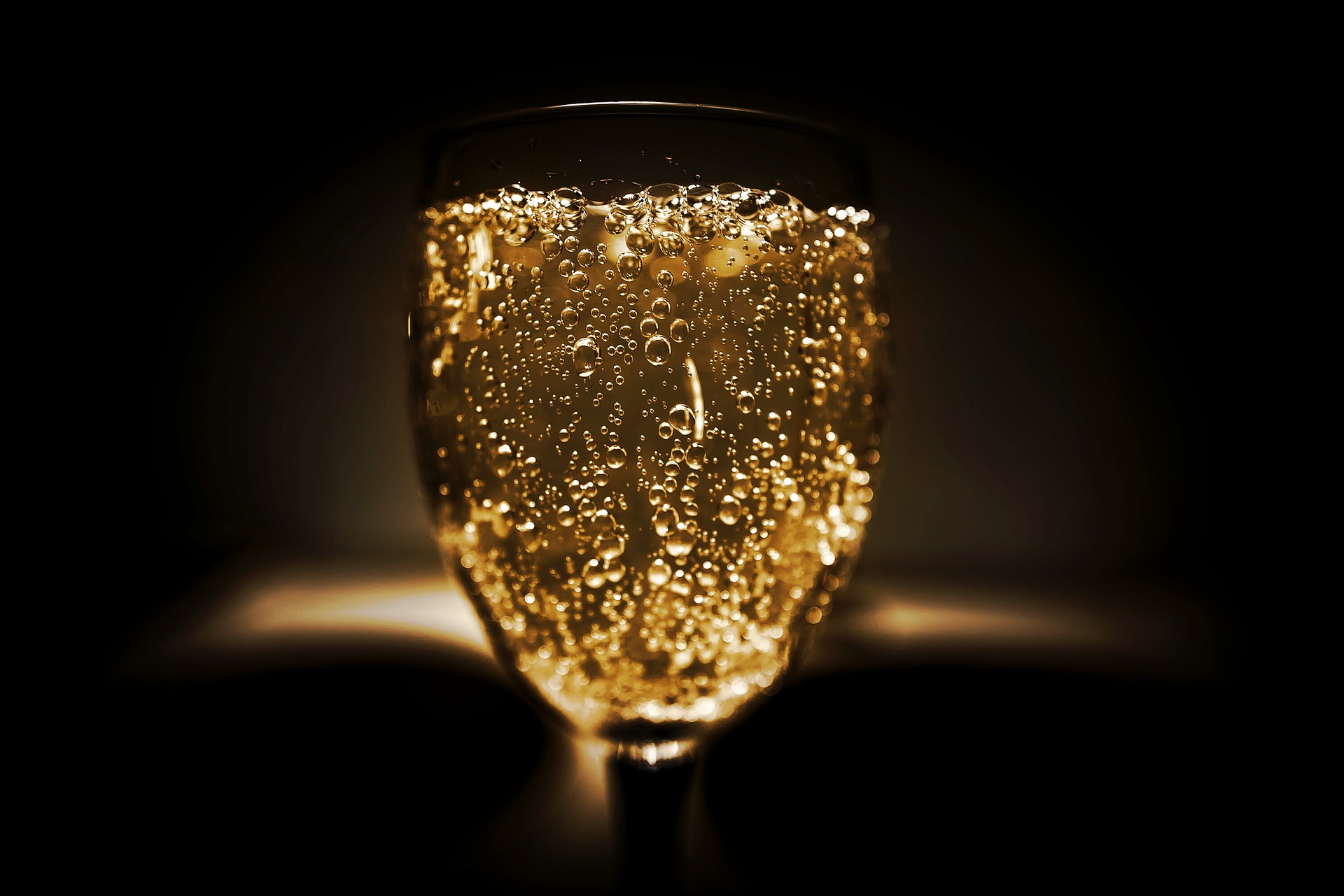 Drinki z szampanem - TOP 10 przepisów na sylwestrową imprezę