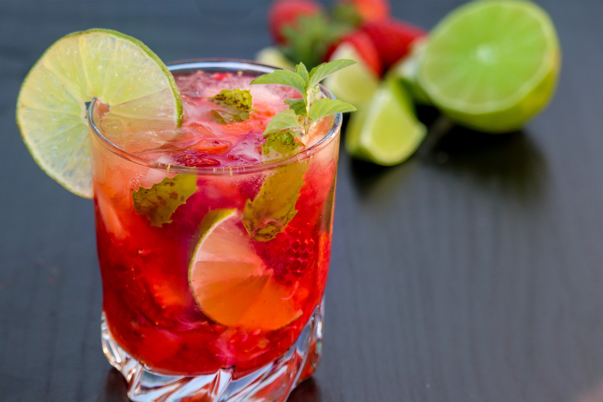 Drinki egzotyczne – TOP 10 przepisów na sylwestrową imprezę